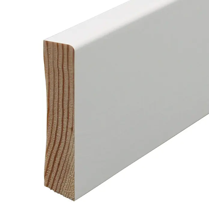 Sockelleiste - 240 x 1,6 x 7 cm, Kiefer, RAL 9016 - Nahaufnahme einer weißen Sockelleiste aus Holz, die sich ideal für die stilvolle Gestaltung von Innenräumen eignet.