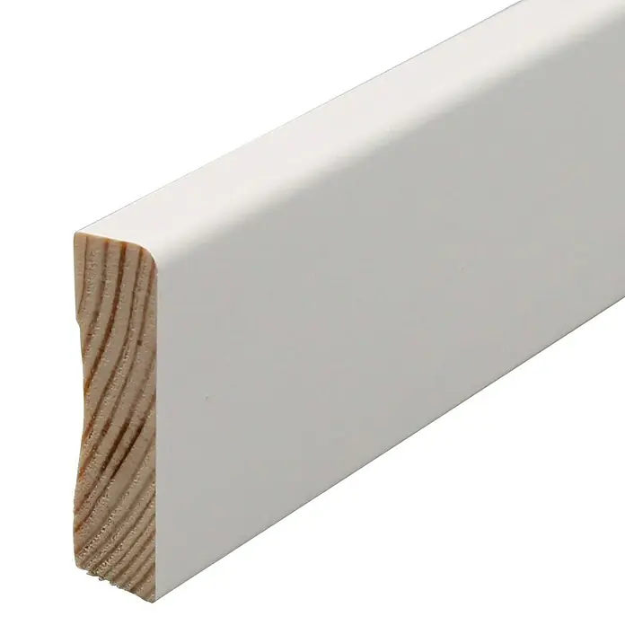 Sockelleiste - 240 x 1,2 x 4,5 cm, Kiefer, RAL 9010 - Nahaufnahme einer weißen Sockelleiste mit Holzstruktur, ideal für die Inneneinrichtung.