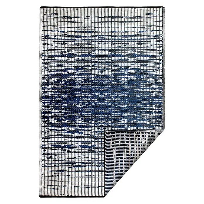 Outdoor-Teppich Brooklyn - Blau/Weiß, 240 x 150 cm, 100 % Polypropylen - Abstrakt gemusterter Teppich in Blau-Weiß mit umgeschlagener Ecke, der das Streifendesign der Rückseite zeigt.