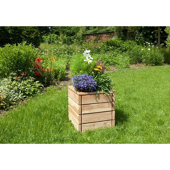 Kiehnholz Pflanzkasten - L x B x H: 40 x 40 x 43 cm, Holz - Dieser Artikel zeigt einen stilvollen quadratischen Holzblumenkasten, gefüllt mit bunten Blumen und grünen Pflanzen, perfekt für jeden Garten.