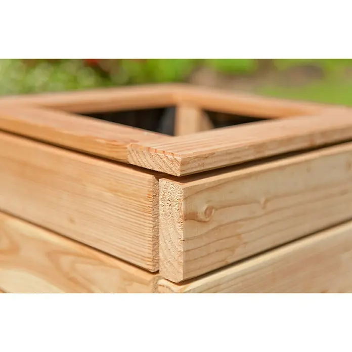 Kiehnholz Pflanzkasten - L x B x H: 40 x 40 x 43 cm, Holz - Nahaufnahme eines aus hellem Holz gefertigten Pflanzkastens mit quadratischer Öffnung, ideal für Garten und Terrasse.