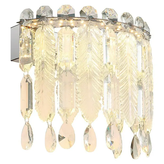 Globo Klunka LED-Wandleuchte - 12 W, L x B x H: 10 x 28 x 24,5 cm, Silber verchromt, Klar, Warmweiß - Nahaufnahme einer schicken Wandleuchte mit Kristallakzenten und LED-Beleuchtung, die ein warmes und elegantes Ambiente erzeugt.