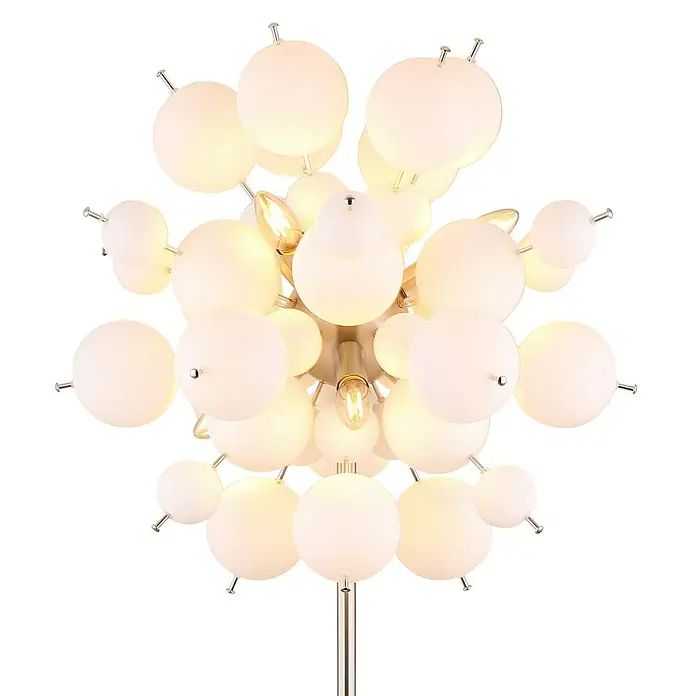 Globo Udo Stehleuchte - 25 W, Höhe: 155 cm, Nickel matt, Weiß opal - Nahaufnahme einer modernen Stehlampe mit kugelförmigen, mattweißen Lampenschirmen und glänzenden Metallelementen auf einem schwarzen Hintergrund.