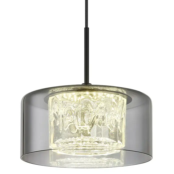 Globo LED-Pendelleuchte rund Fogsy - 6 W, Ø x H: 15 x 150 cm, Rauch, Schwarz, Warmweiß - Elegante Pendelleuchte mit einem zylindrischen, facettierten Glasschirm und einem dezenten, rauchfarbenen Überwurf, die ein warmes, einladendes Licht erzeugt.