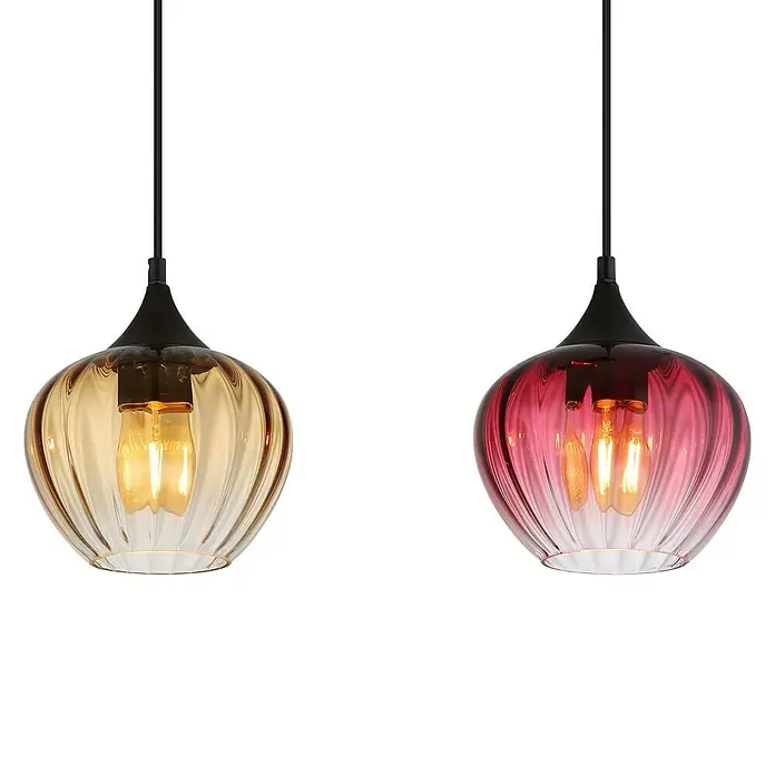 Globo LED-Pendelleuchte Sander - 60 W, L x B x H: 80 x 18 x 150 cm, Amber, Blau, Rot, Schwarz matt - Zwei farbige Hängelampen mit geriffelten Glasschirmen und Edison-Glühbirnen vor schwarzem Hintergrund.