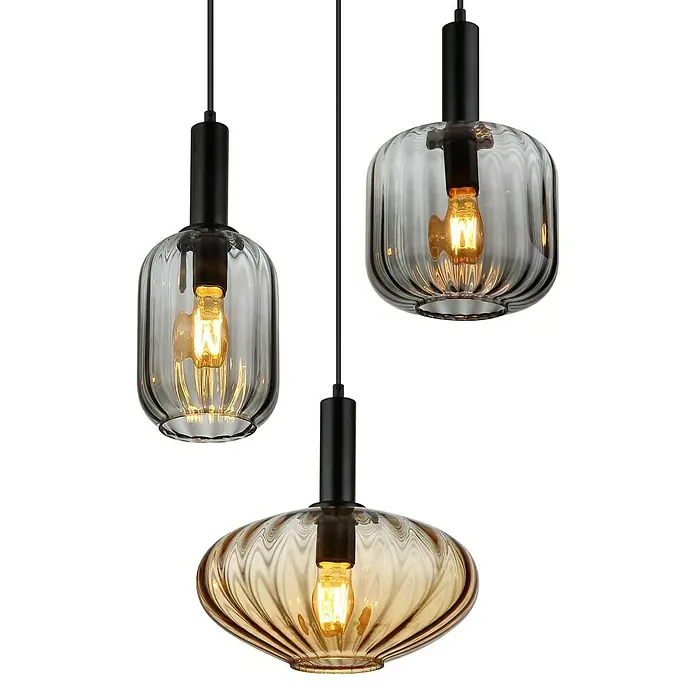 Globo Pendelleuchte Valletta - 60 W, Ø x H: 55 x 150 cm, Amber, Schwarz matt - Eine stilvolle Hängelampe mit drei individuell geformten Glasschirmen und warm leuchtenden Edison-Glühbirnen vor schwarzem Hintergrund.