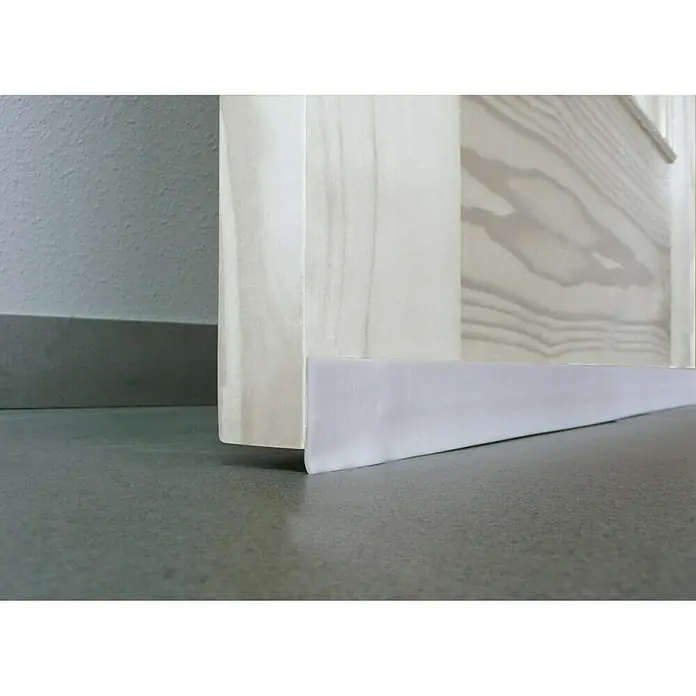 Junta para puerta PVC expandido - Blanco, Largo: 1 m - Primer plano de un burlete de puerta blanco, a ras de suelo, que protege contra las corrientes de aire.
