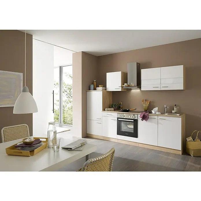 Respekta Küchenzeile Cuisine KB270ESWGCBO - Breite: 270 cm, Weiß, Mit Elektrogeräten - Küchenansicht mit modernen weißen Schränken, einem eingebauten Backofen und einer stilvollen Dunstabzugshaube, die eine helle und funktionale Atmosphäre schafft.