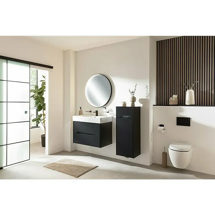 Camargue Curve Waschtischunterschrank - B x T x H: 80 x 44,7 x 50,7 cm, Schwarz - Ein stilvolles Badezimmer mit einem modernen Waschtisch in Schwarz, einem runden Spiegel und einer eleganten Holzvertäfelung.