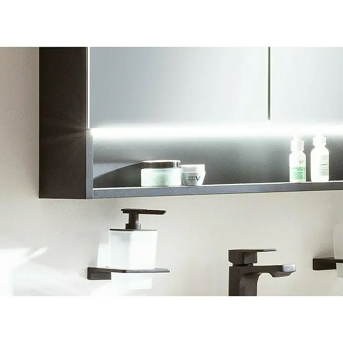 Camargue Curve Badmöbel-Set - Gesamtbreite Badmöbel: 80 cm, Schwarz, Matt, DIN Anschlag: Rechts, Mit LED-Spiegelschrank - Ein Badezimmer-Waschtisch mit einem beleuchteten Spiegelschrank und verschiedenen Pflegeprodukten.