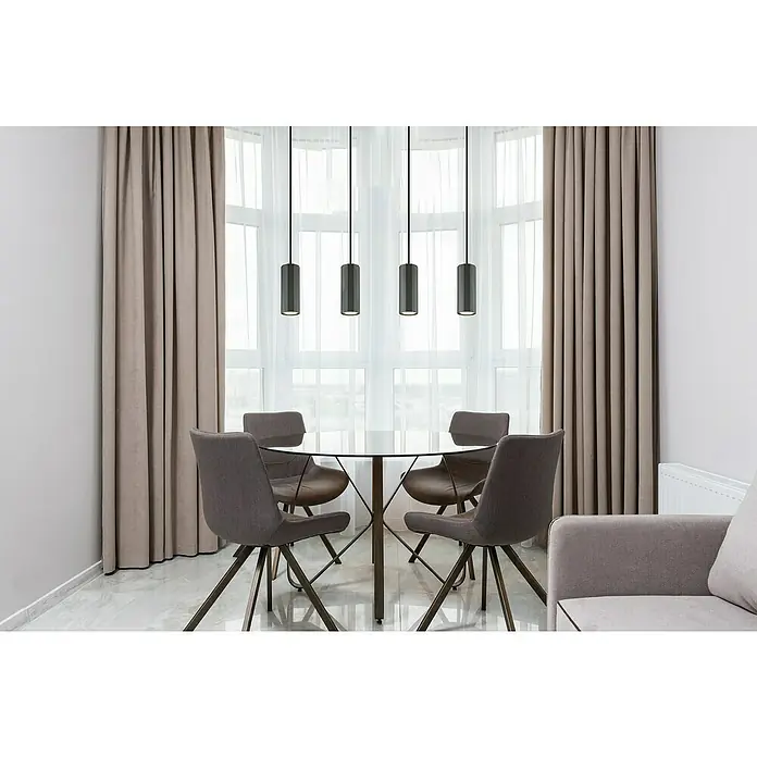 Globo James Pendelleuchte - 25 W, L x B x H: 61 x 6 x 120 cm, Grau matt - Esszimmer mit rundem Glastisch und vier Stühlen unter minimalistischen Pendelleuchten, umgeben von beigen Vorhängen für eine elegante Atmosphäre.