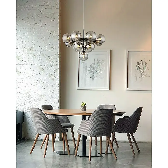 Globo Grappy Pendelleuchte - 5 W, Ø x H: 56 x 120 cm, Rauch, Schwarz matt - Die moderne Pendelleuchte mit mehreren Glaskugeln hängt über einem Esstisch mit Stühlen und schafft eine stilvolle Atmosphäre.