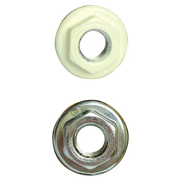 Tapón radiador reductor derecha - ⅜″ - Dos tuercas de brida apiladas una encima de la otra, la de arriba es de color crema y la de abajo es plateada metálica. Las tuercas tienen forma hexagonal y una base redonda.