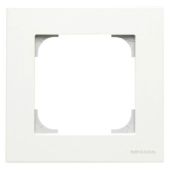 Niessen Sky Marco - Blanco, Modelo de mecanismos: x 1, Plástico - Marco blanco individual para interruptor o enchufe eléctrico, con esquinas interiores redondeadas y el logo 'NIESSEN'.