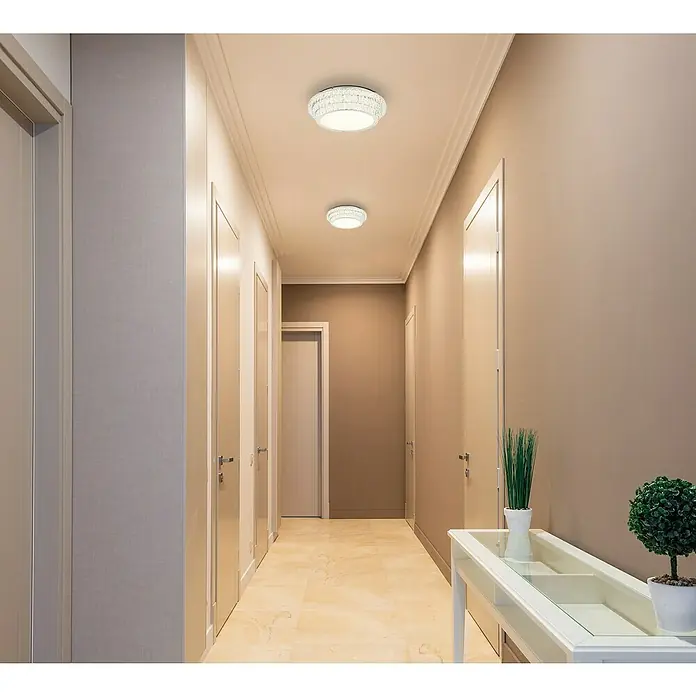 Globo LED-Deckenleuchte rund Klara - 58 W, Klar, Klar, Mehrfarbig, Ø x H: 60 x 15,5 cm - Ein moderner Flur mit zwei dekorativen runden Deckenleuchten, die den Raum hell und stilvoll beleuchten.