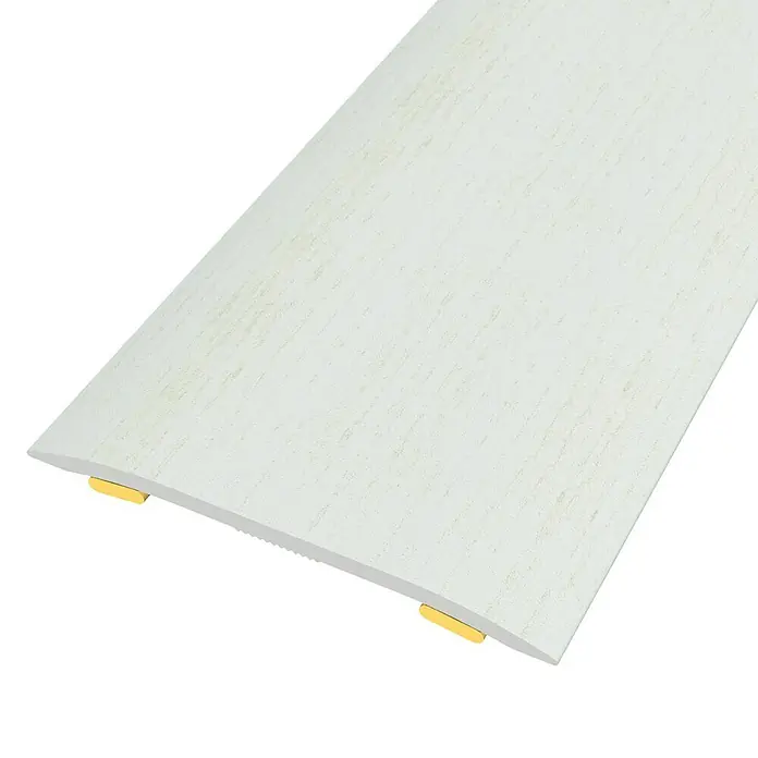 Baglinox Junta de transición Toronto - 5D - 90 cm x 38 mm, Pegado - Primer plano de una tira de transición blanca con detalles dorados, que muestra un diseño elegante y una superficie lisa.