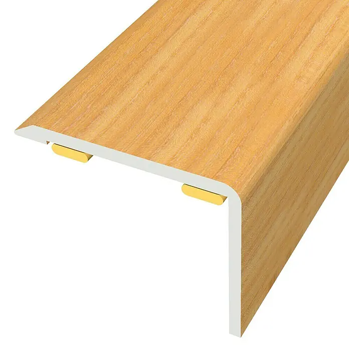Baglinox Perfil angular Aspem - 8A - 135 cm x 25 mm x 20 mm, Pegado - Imagen de un perfil de peldaño con aspecto de madera, borde blanco y clips de montaje dorados.