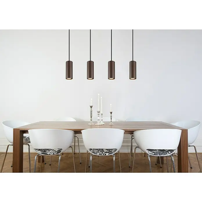 Globo James Pendelleuchte - 25 W, L x B x H: 61 x 6 x 120 cm, Bronze, Bronze - Esszimmer mit Holztisch, weißen Stühlen und vier braunen Pendelleuchten. Die Leuchten sorgen für ein modernes Ambiente.