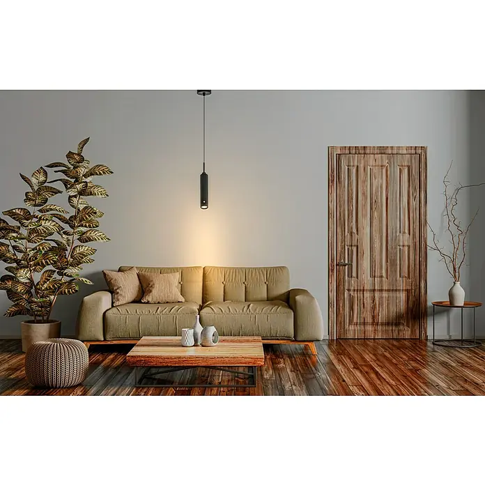 Akku-Pendelleuchte ausziehbar 37 - 163 cm - 7,5 cm, Schwarz, Warmweiß - Elegantes Wohnzimmer mit bequemen Sofa, Holztisch und dekorativer Beleuchtung. Die Holztür fügt einen rustikalen Akzent hinzu, und die Zimmerpflanze sorgt für Frische.