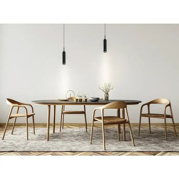 Akku-Pendelleuchte ausziehbar 37 - 163 cm - 7,5 cm, Schwarz, Warmweiß - Ein eleganter Essbereich mit einem ovalen Tisch, stilvollen Holzstühlen und modernen Pendelleuchten, die eine gemütliche Atmosphäre schaffen.