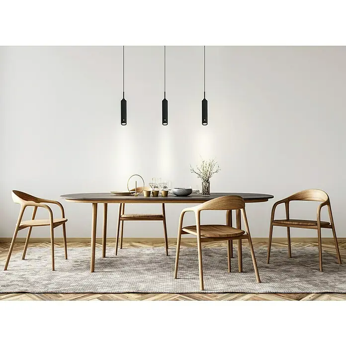 Akku-Pendelleuchte ausziehbar 37 - 163 cm - 7,5 cm, Schwarz, Warmweiß - Moderne Esszimmeransicht mit ovalem Tisch, Holzstühlen und drei minimalistischen schwarzen Hängeleuchten, die den Raum erhellen.