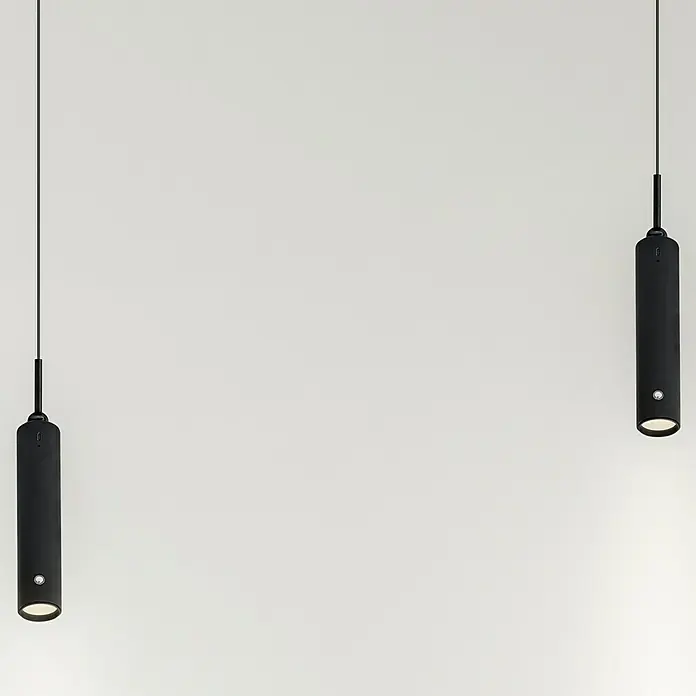Akku-Pendelleuchte ausziehbar 37 - 163 cm - 7,5 cm, Schwarz, Warmweiß - Zwei moderne, schwarze Pendelleuchten mit zylindrischem Design und warmem Lichtakzent an einer weißen Decke.