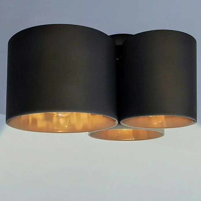 Tween Light LED-Deckenleuchte Padua - 40 W, L x B x H: 50 x 46 x 26 cm, Schwarz, Gold - Diese Nahaufnahme zeigt eine stilvolle Deckenleuchte mit drei schwarzen Lampenschirmen, die innen goldfarben ausgekleidet sind und ein warmes Licht verbreiten.