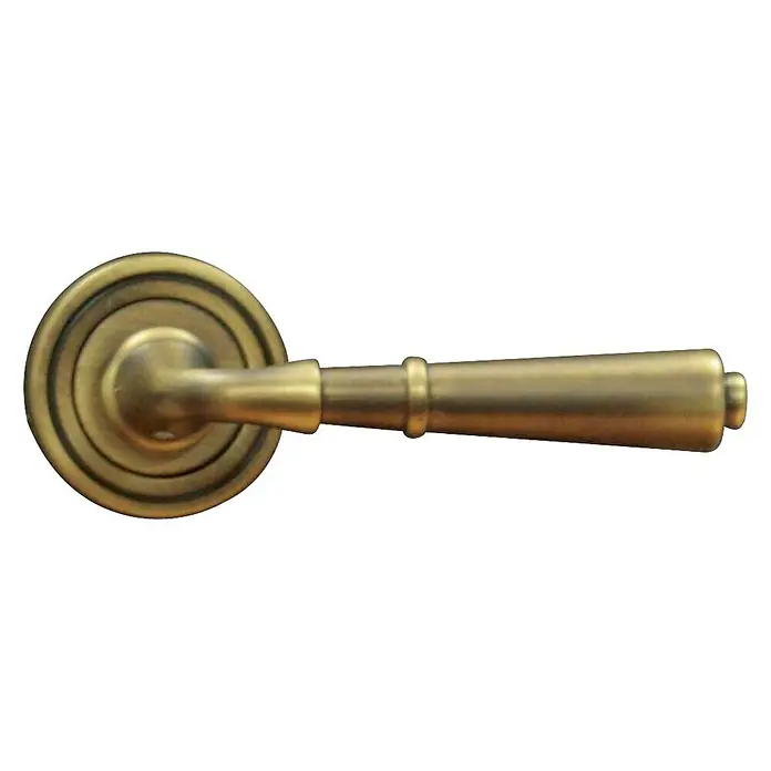 Conjunto de picaporte 1036+R.01-006 - Acero, Cepillado - Imagen detallada de un tirador de puerta color bronce, con una base circular y un elegante mango cónico para un uso cómodo.