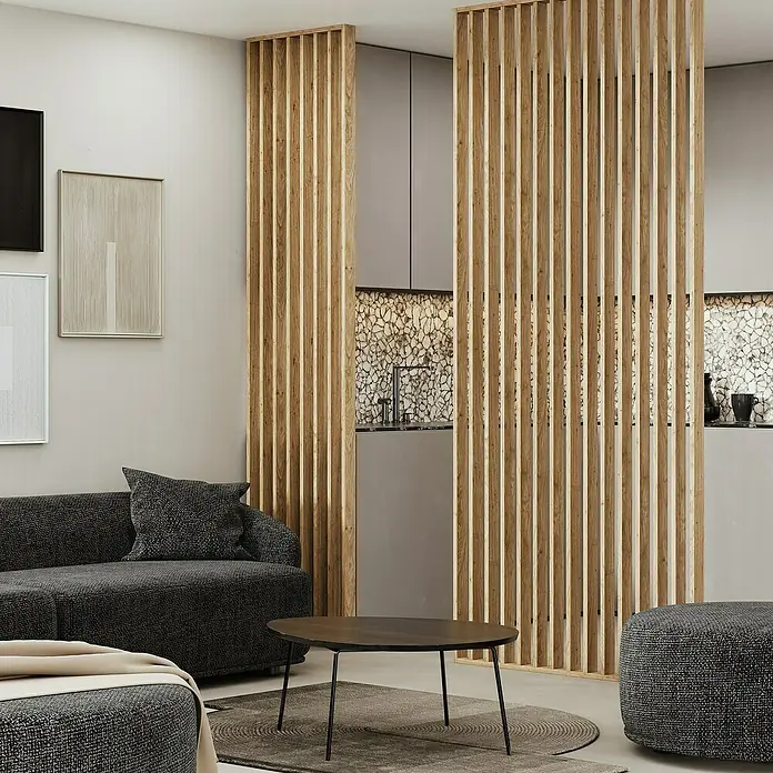 Mixpol Profile Raumteiler Saragossa - 58 x 250 cm, Natur - Wohnzimmer mit grauem Sofa, Couchtisch und hölzernen Raumteilern, die eine gemütliche und stilvolle Atmosphäre schaffen.