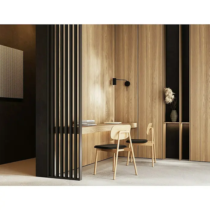 Mixpol Profile Raumteiler Schwarz ARF - 58 x 250 cm, Schwarz - Elegantes Arbeitszimmer mit Holzschreibtisch, zwei Stühlen mit schwarzen Sitzen und einer Wandleuchte. Der Raum ist durchdacht und stilvoll gestaltet.