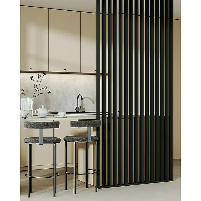 Mixpol Profile Raumteiler Schwarz ARF - 58 x 250 cm, Schwarz - Einrichtung mit zwei Barhockern vor Kücheninsel und Raumteiler aus schwarzen Latten für modernes Wohnen.