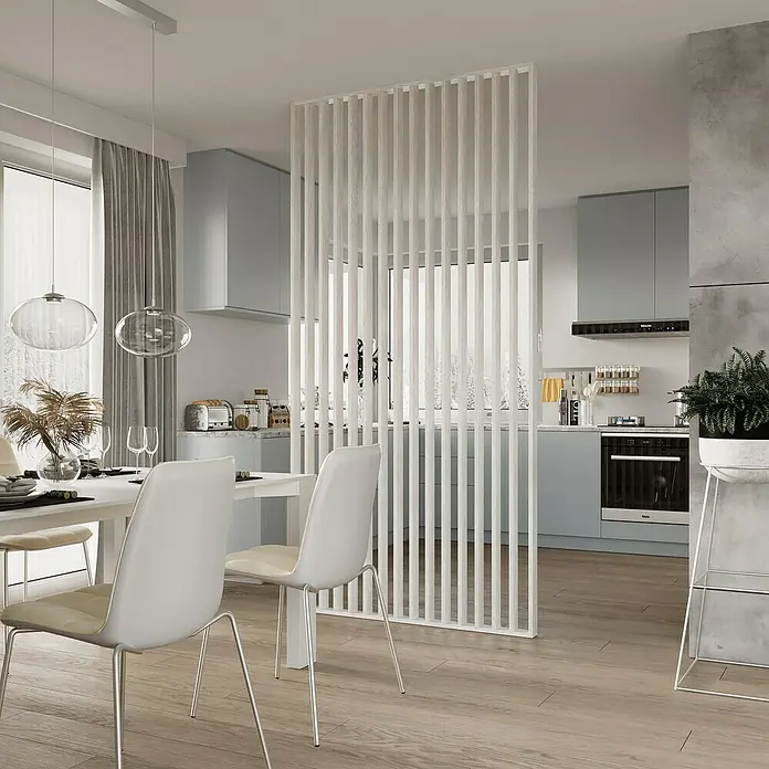 Mixpol Profile Raumteiler Silver Oak - 58 x 275 cm, Grau - Helle Küche mit Essbereich, getrennt durch eine stilvolle, vertikale Trennwand. Moderne Pendelleuchten und weiße Stühle ergänzen das Design.