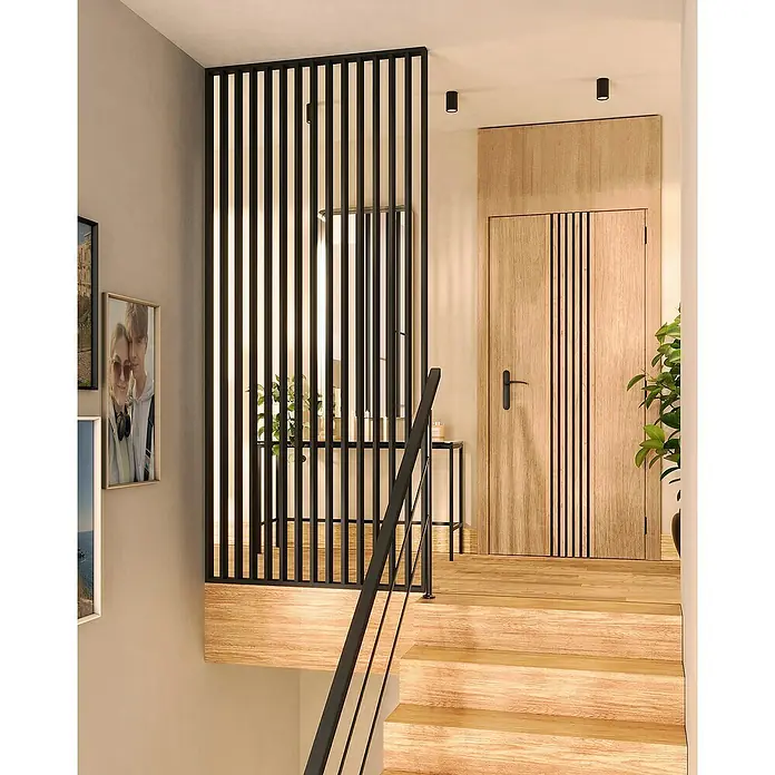 Mixpol Profile Raumteiler Schwarz ARF - 58 x 250 cm, Schwarz - Einrichtungsidee mit einer stilvollen Holztür mit schwarzen Akzenten und einer dekorativen Raumteilung aus schwarzen Streben.