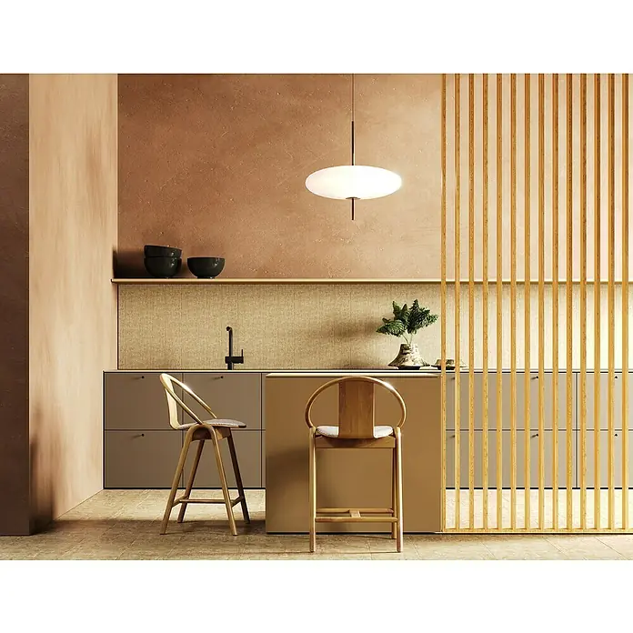 Mixpol Profile Raumteiler Saragossa - 58 x 250 cm, Natur - Moderne Küche mit stilvollem Bartresen und minimalistischer Pendelleuchte. Natürliche Materialien und sanfte Farben schaffen eine warme Atmosphäre.
