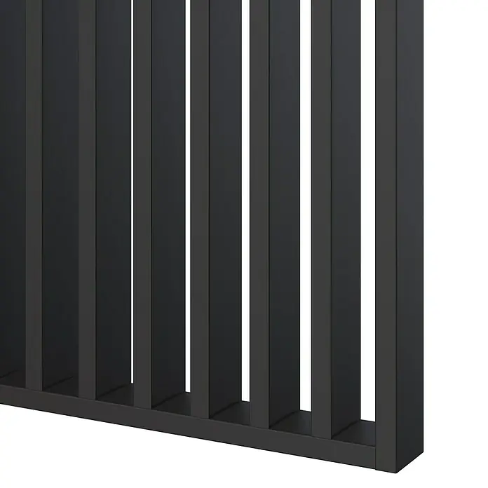 Mixpol Profile Raumteiler Schwarz ARF - 58 x 250 cm, Schwarz - Nahaufnahme eines modernen schwarzen Zaunelements mit vertikalen Streben und klaren Linien. Der Zaun bietet sowohl Privatsphäre als auch ein stilvolles Design.
