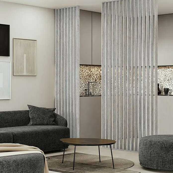 Mixpol Profile Raumteiler Silver Oak - 58 x 275 cm, Grau - Wohnzimmer mit grauem Sofa, Couchtisch und dekorativen Holzpaneelen als Raumteiler, die eine moderne und stilvolle Atmosphäre schaffen.