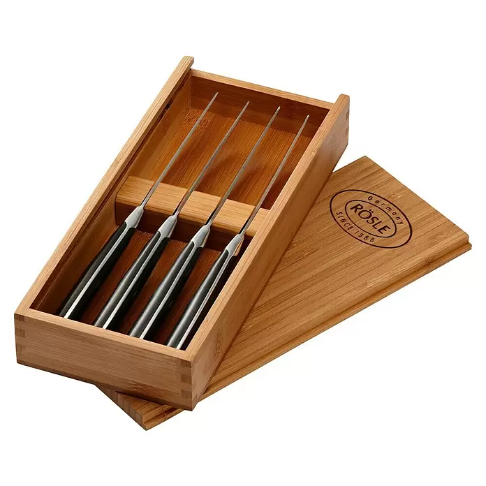 Rösle Steakmesser-Set - 4 -tlg., Klingenlänge: 11,7 cn - Vier Steakmesser mit schwarzen Griffen und silbernen Klingen in einer geöffneten Bambusholzbox. RÖSLE-Logo auf dem Deckel.