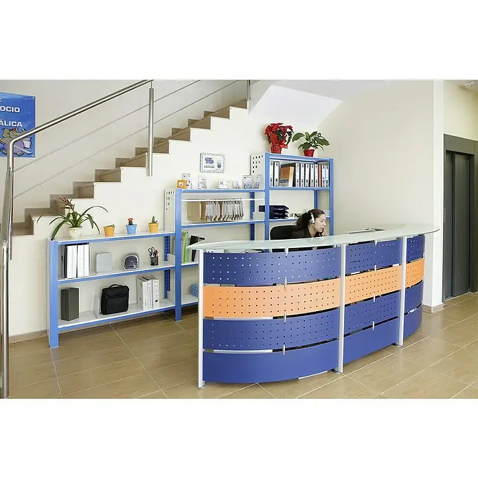 Simonrack Officlick Set de estanterías Metal - L x An x Al: 30 x 90 x 210 cm, 3 pzs., Blanco/Blanco - Una recepción moderna con un diseño azul y naranja, complementada con estanterías y plantas de oficina, crea un ambiente acogedor.