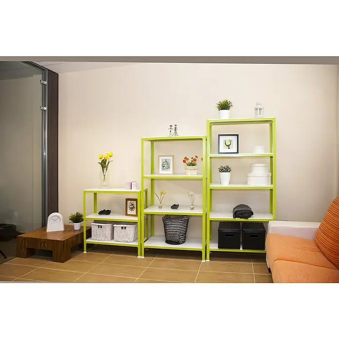 Simonrack Simonhome Metallregal Classic Plus - H x B x T: 90 x 100 x 30 cm, Traglast pro Boden: 100 kg, Anzahl Böden: 3 Stk., Schrauben, Grün/Weiß - Regalsystem mit hellem Grünrahmen und weißen Regalböden, dekoriert mit Pflanzen, Bildern und Aufbewahrungsboxen.