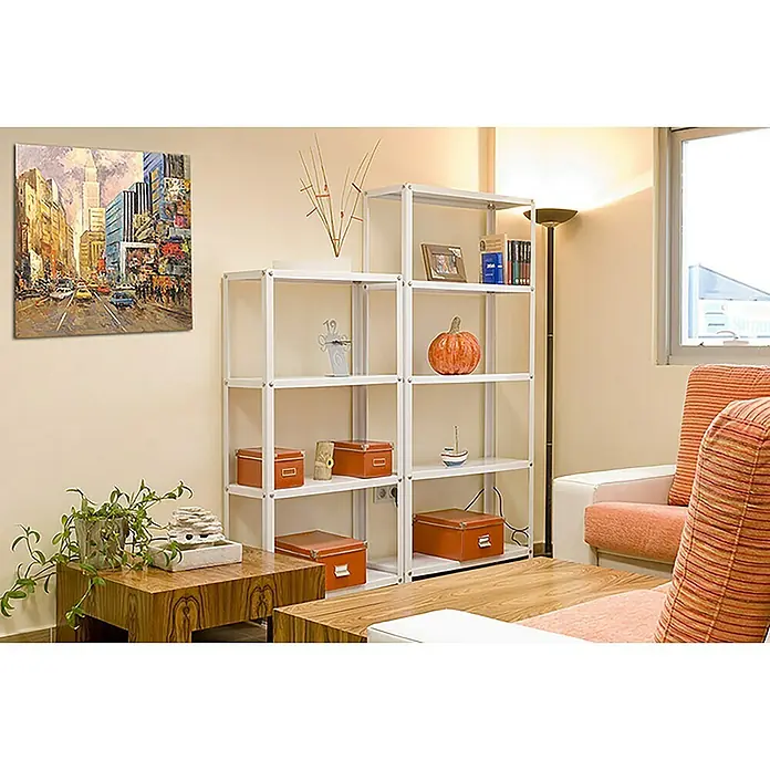 Simonrack Simonhome Metallregal Fileclick Mini - H x B x T: 90 x 80 x 36 cm, Traglast: 300 kg, Anzahl Böden: 3 Stk., Stecken, Grau/Grau - Wohnzimmeransicht mit einem weißen Regal, das mit dekorativen Gegenständen gefüllt ist, und einem Gemälde an der Wand.