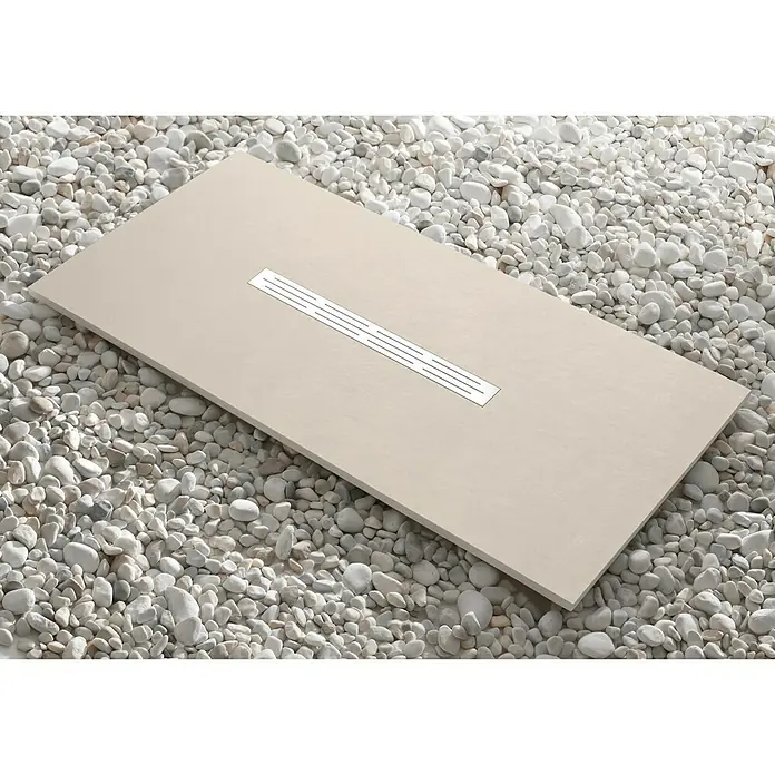 Camargue Plato de ducha Bering - L x An: 70 x 120 cm, Crema - Elegante plato de ducha con sistema de desagüe lineal, rodeado de cantos rodados decorativos, creando un diseño de baño moderno y minimalista.