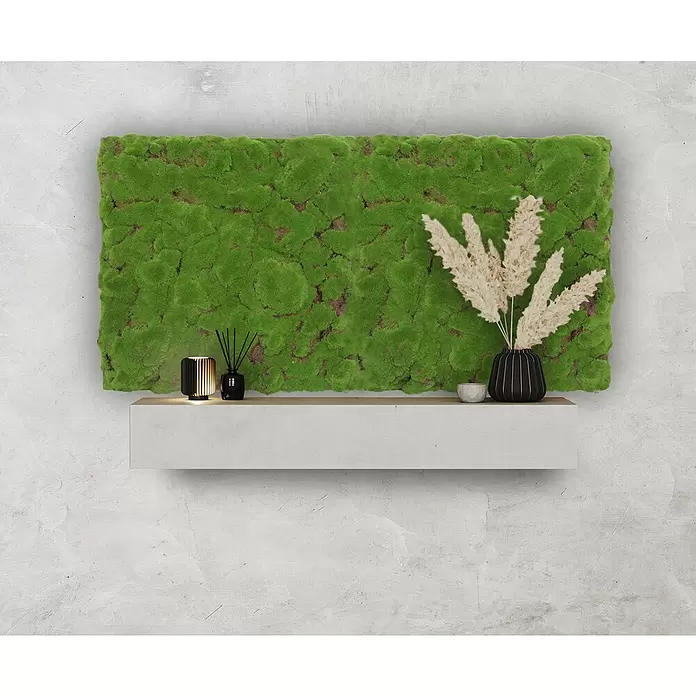 Jangal Wandpaneel Modular Wall Moos - Forest Green Bulk, 520 x 520 x 30 mm - Großes rechteckiges Wandpaneel aus leuchtend grünem Moos, über einem hellgrauen schwebenden Regal mit einer Lampe, Diffusor und Vase.