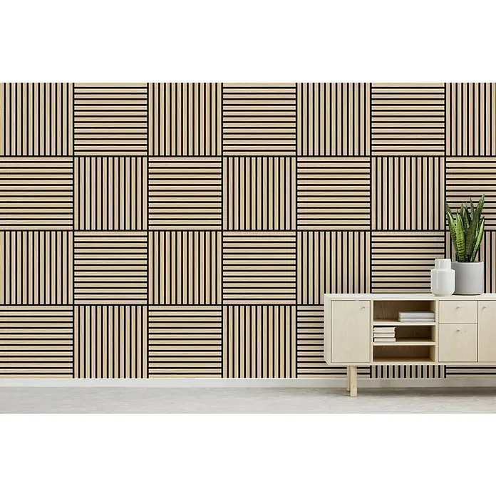 Jangal Akustikpaneel Modular Wall Furnier - Fanal Oak, 520 x 520 x 10 mm - Die Akustikpaneele mit ihrem Schachbrettmuster verzieren die Wand. Das Sideboard mit Pflanze und Dekoartikeln passt perfekt dazu.