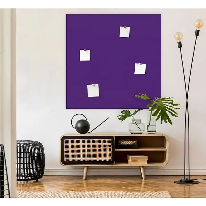Jangal Wandpaneel Modular Wall PET Filz - Violet, 1.040 x 520 x 6 mm - Lila Memoboard mit Notizen an einer weißen Wand über einem Holzschrank mit Dekorationen und einer Stehlampe.