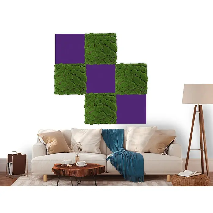 Jangal Wandpaneel Modular Wall PET Filz - Violet, 520 x 520 x 6 mm - Ein Wohnzimmer mit einer Wanddekoration aus grünen Moosquadraten und violetten Feldern, die eine natürliche und moderne Atmosphäre schaffen.