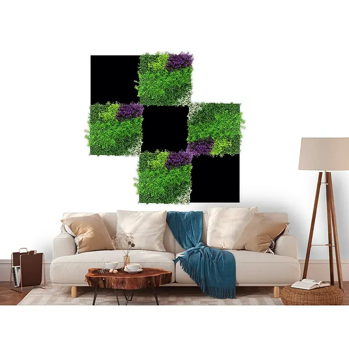 Jangal Wandpaneel Flora - Violet Mixed, 520 x 520 x 40 mm - Ein stilvolles Wohnzimmer mit einer weißen Couch, einem Holztisch und einer dekorativen Wand aus grünen und violetten Pflanzenpaneelen.