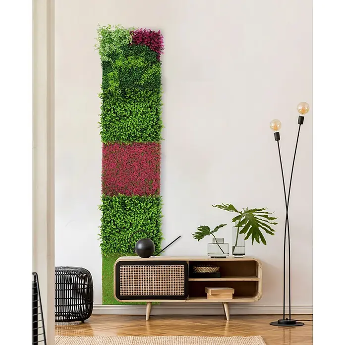 Jangal Wandpaneel Flora - Mixed Green Design Buxus, 520 x 520 x 40 mm - Vertikaler Garten mit Pflanzenpaneelen an der Wand, der das natürliche Ambiente des Raumes hervorhebt und eine beruhigende Atmosphäre schafft.