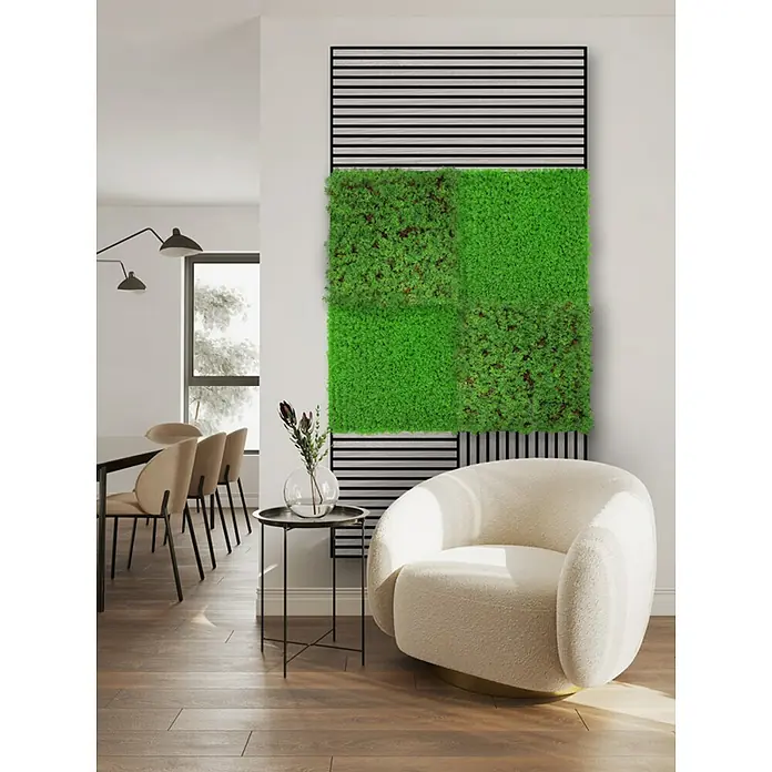 Jangal Wandpaneel Nature Design Flora - Thuja Tea Tree, 520 x 520 x 60 mm - Eine vertikale Mooswand mit einem modernen schwarzen Rahmen und Holzeinsätzen, die eine natürliche und stilvolle Note in den Raum bringt.