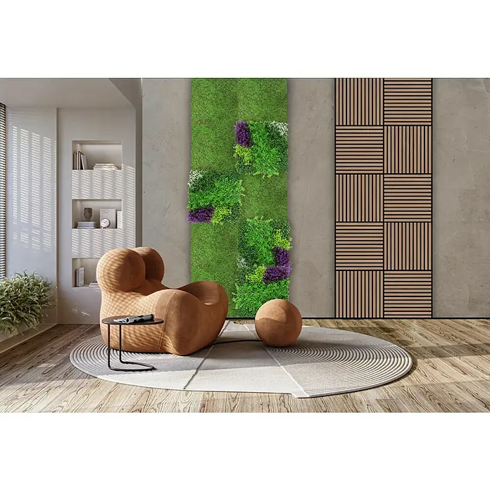 Jangal Wandpaneel Flora - Violet Mixed, 520 x 520 x 40 mm - Einrichtungsidee mit einer stilvollen Akustikwand aus Holzlatten und einem vertikalen Moosgarten, die eine moderne und beruhigende Atmosphäre schaffen.