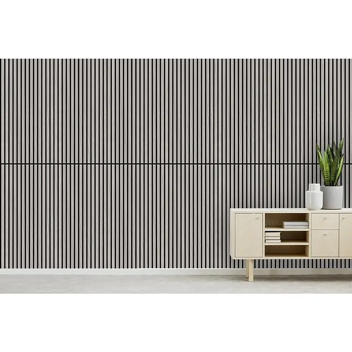 Jangal Akustikpaneel Modular Wall Furnier - Oulanka Oak, 1.040 x 520 x 10 mm - Wandpaneele mit vertikalen Holzlatten in einem stilvollen Interieur, kombiniert mit einem hellen Sideboard, Vase und Pflanze für ein modernes Ambiente.
